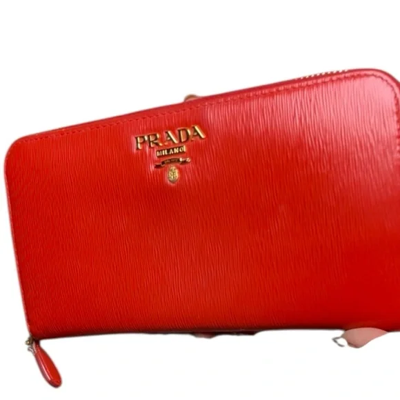Prada zip-around continental wallet in Vitello Move leather in red (Lacca) - Picture 4 of 14